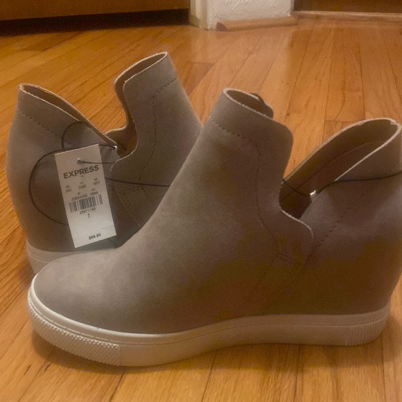 EXPRESS WEDGE SNEAKER SIZE 7 NEVER WORN - Picture 1 of 5